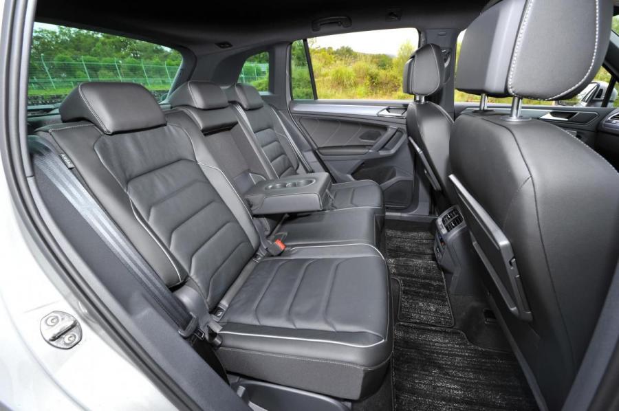 Интерьер Volkswagen Tiguan R-Line 2016 года  (JP) (фото 4 из 15)